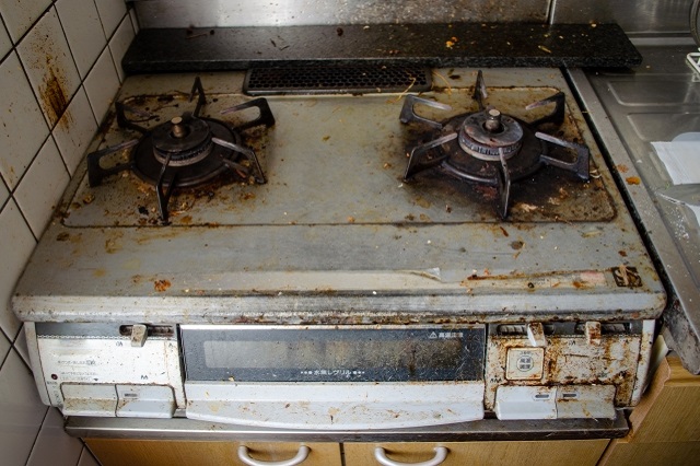 極端に汚れがひどい、またはサビなどで著しく劣化したガスコンロ。こうした状態のものはトータルリサイクルでは無料回収の対象外となります。