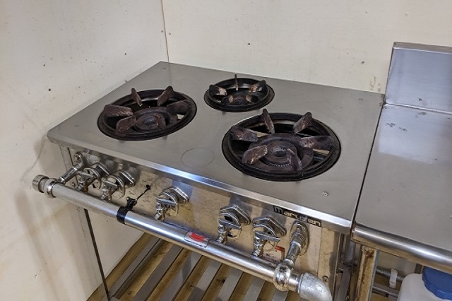 無料回収の対象外となる業務用ガスコンロ。トータルリサイクルでは家庭用ガステーブルのみを回収しており、飲食店用などの業務用コンロは回収できません。